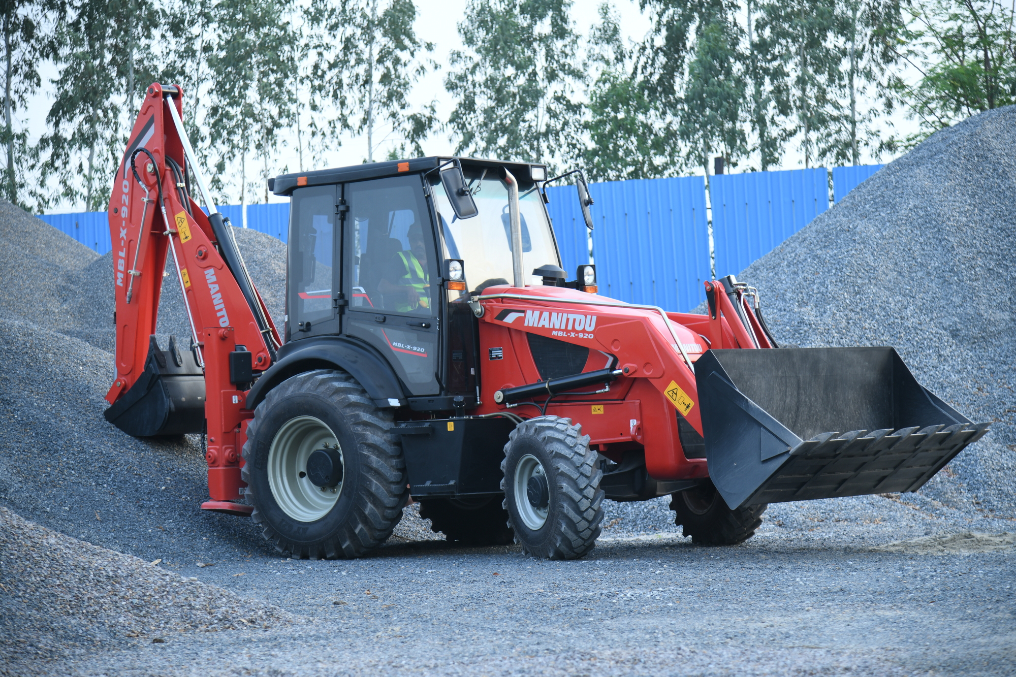 Retroescavadeira Manitou MBL-X-900